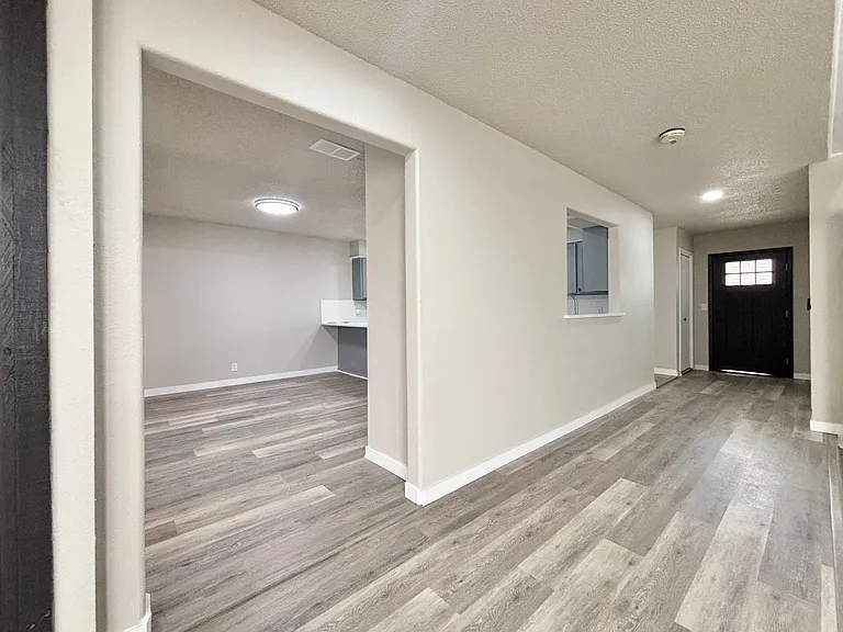 5202 Metcalf — Photo 2