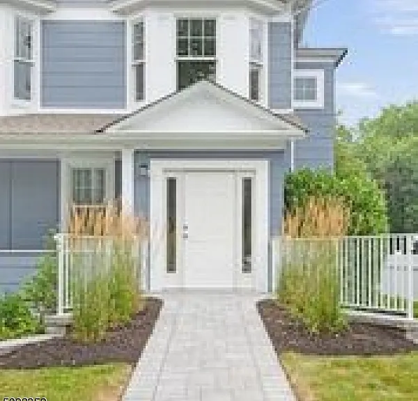 526 E Broad St #2 — Photo 3