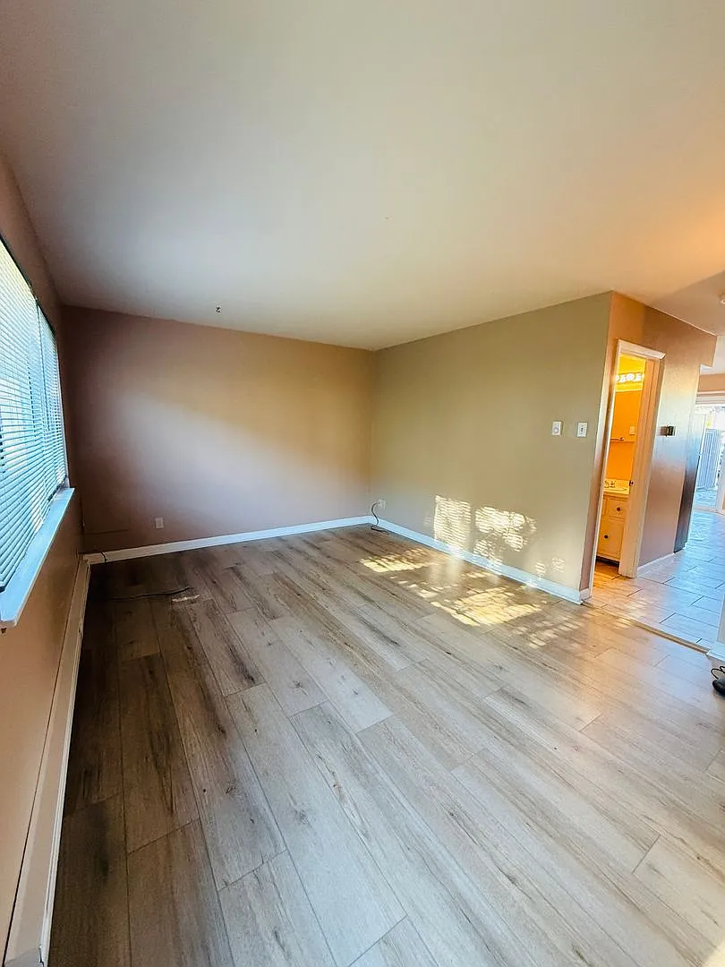 3 bedroom 1.5 bathroom - Two story condominium — Photo 3