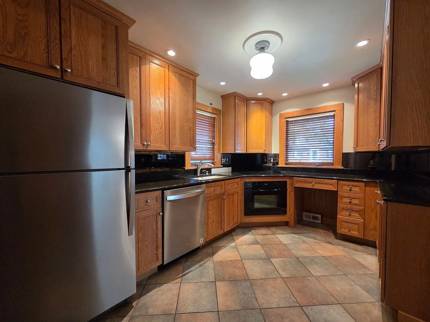 4 bed, 3.0 bath, 2593 sqft, $2,400 — Photo 4