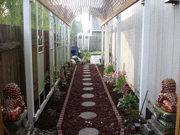 side going to the front yard