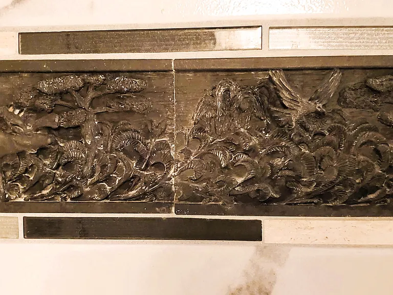 Bathroom bas-relief decorative accent tiling