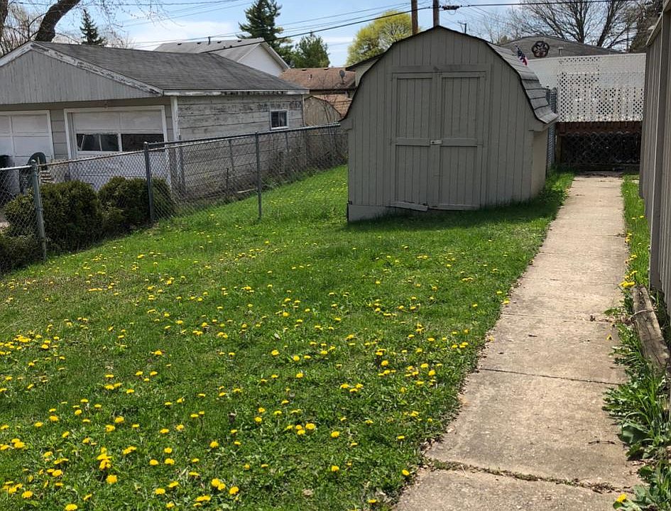 2nd image of 555 Maplewood Dr #B
