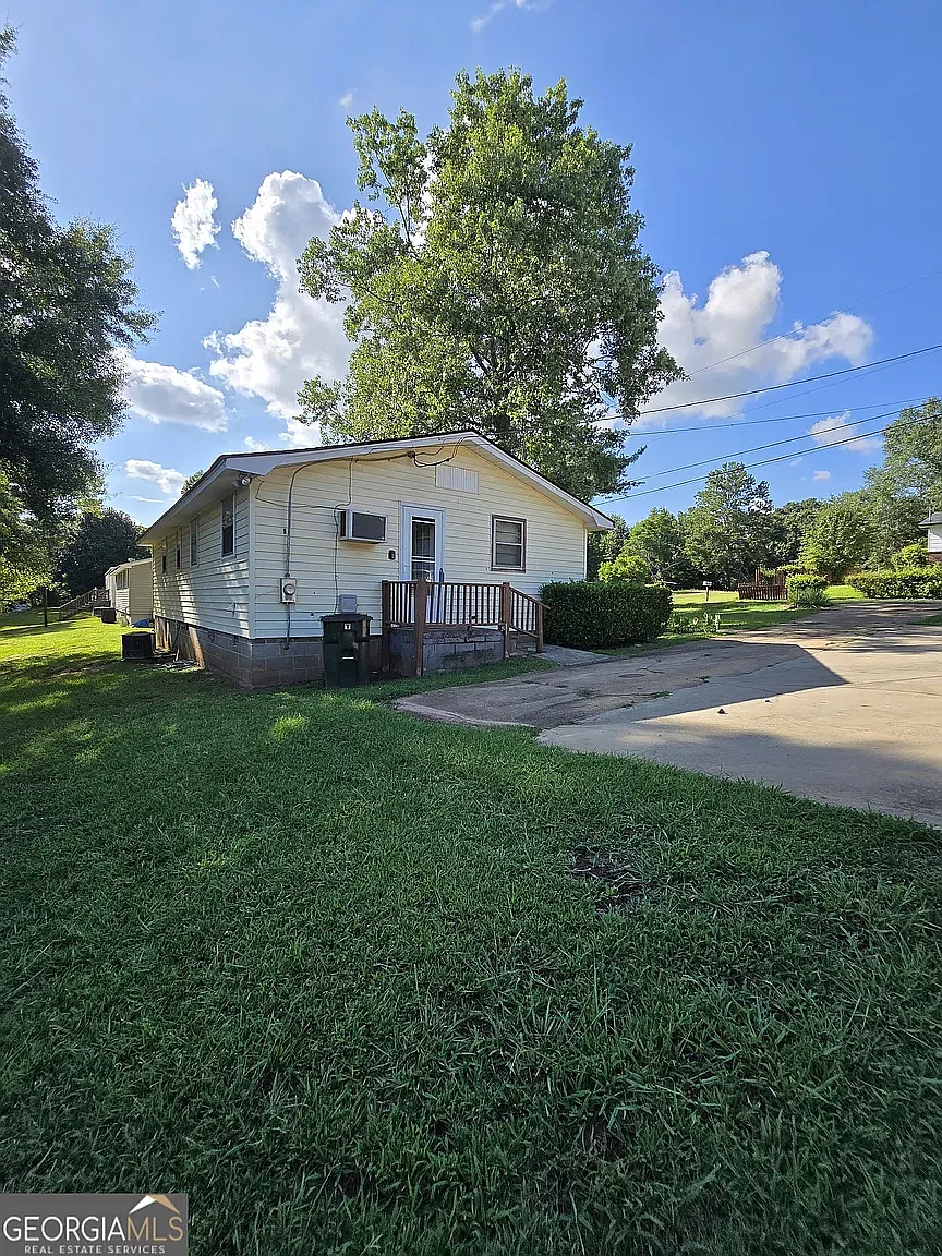 3 bed, 960 sqft, $1,300 — Photo 2