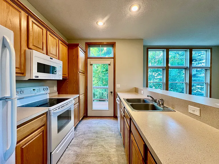 1922 Red Maple Ln — Photo 3