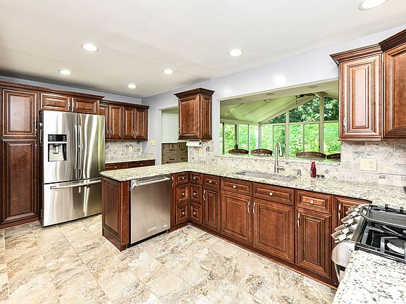 3rd image of 7011 Wildridge Dr