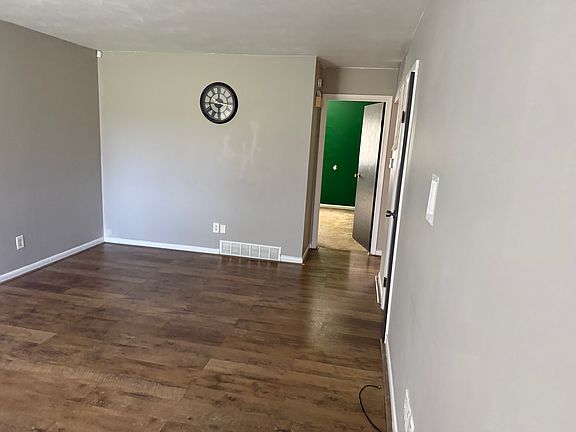 3rd image of 886 Hogsback Rd