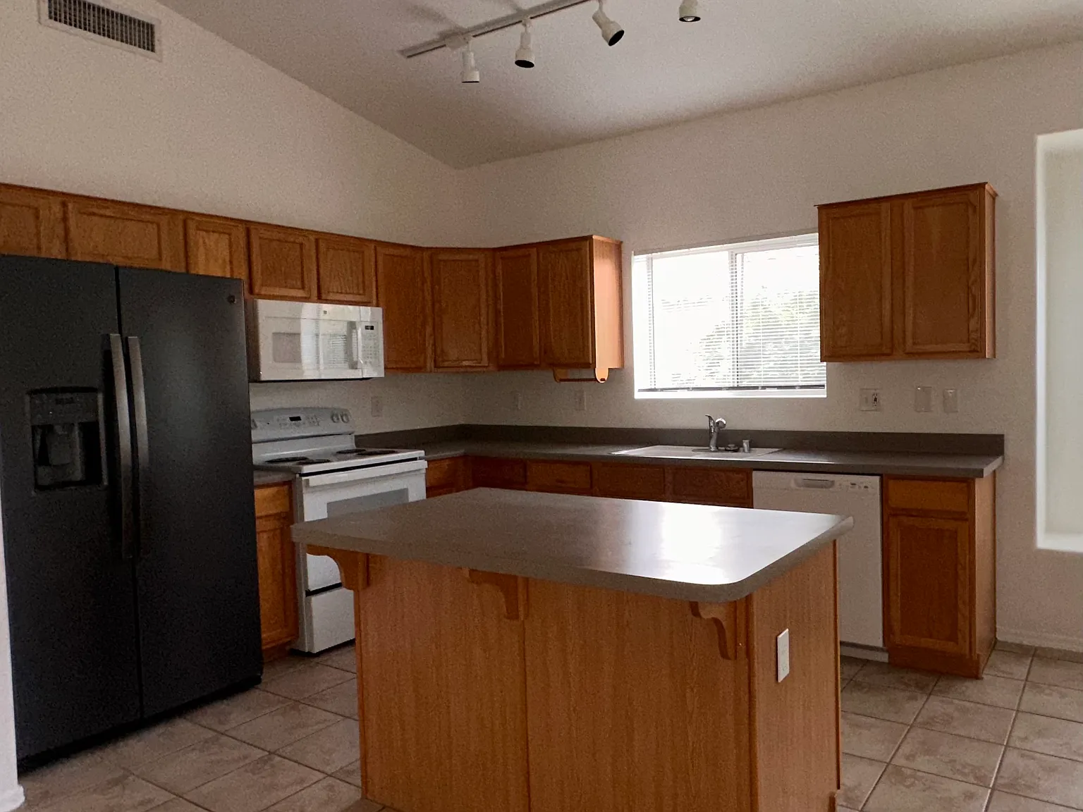 3 bed, 1521 sqft, $1,950 — Photo 2