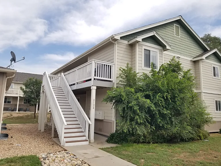 2 bed, 1.0 bath, $1,350 — Photo 11