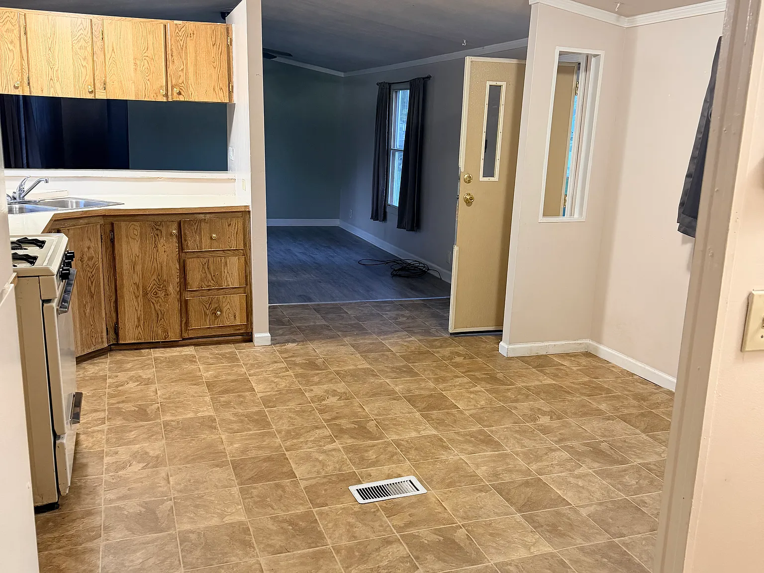 3 bed, 1050 sqft, $995 — Photo 3