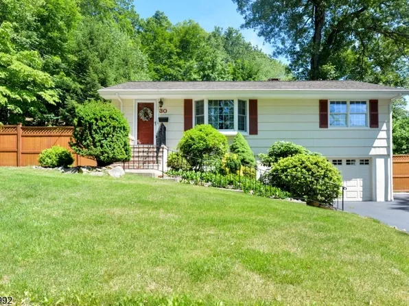 30 Knolls Rd, Bloomingdale Boro, NJ 07403