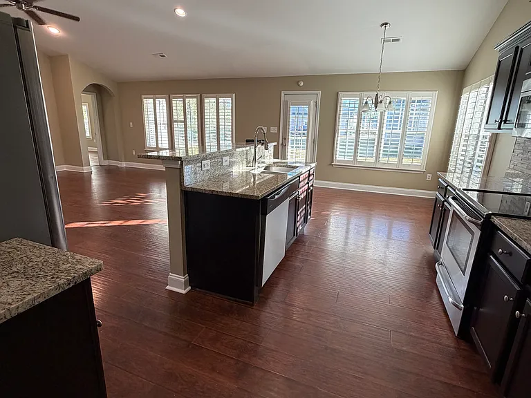 619 Uniola Dr — Photo 9