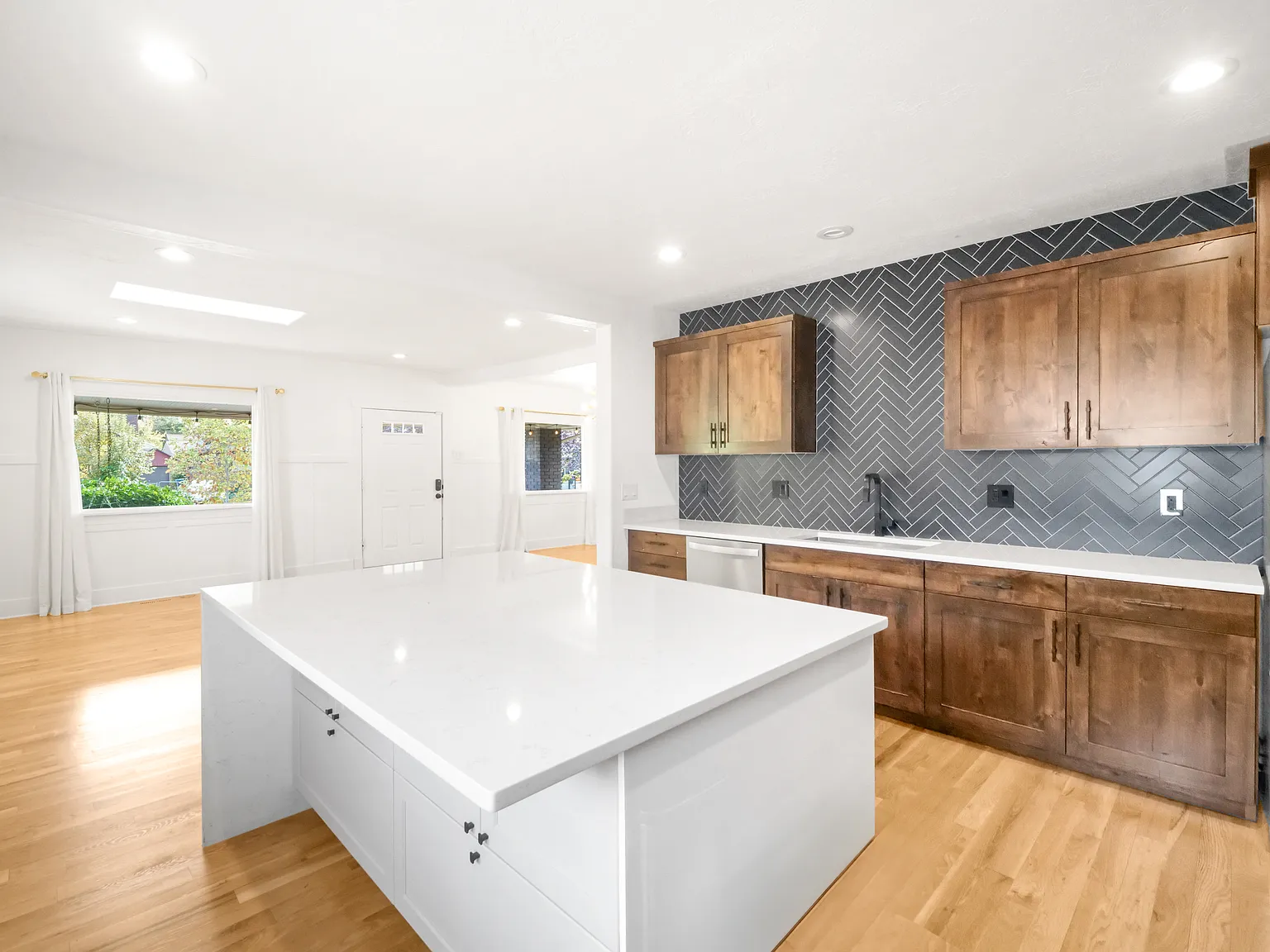 5 bed, 2287 sqft, $3,750 — Photo 4