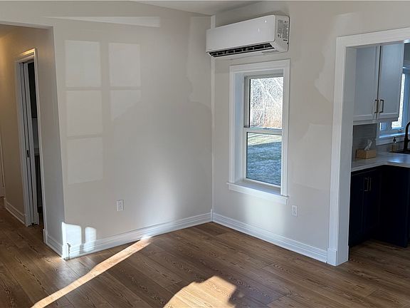 3rd image of 1667 Quaker Rd