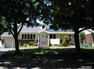 17 Irene Ln N, Plainview, NY 11803