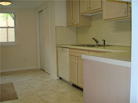 4th image of 2102 Heather Ct