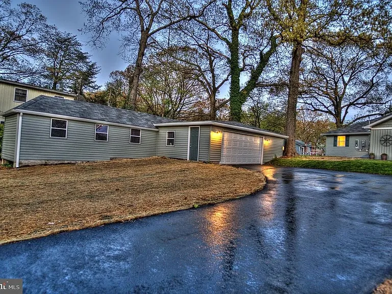 211 Sillery Bay Rd — Photo 3