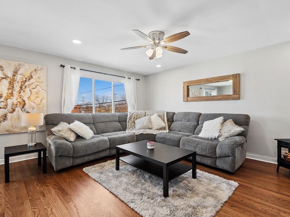 Bright unit, open layout.