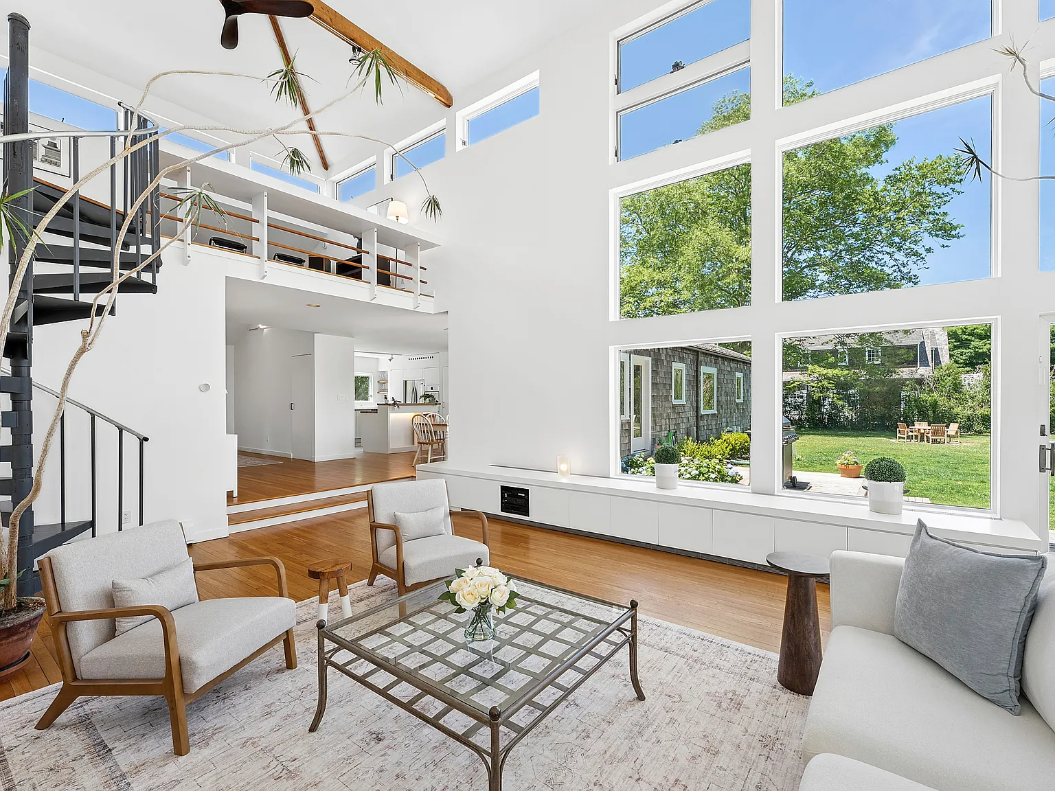 Bridgehampton South of the Highway 4 Bed Contemporary Cottage — Photo 4