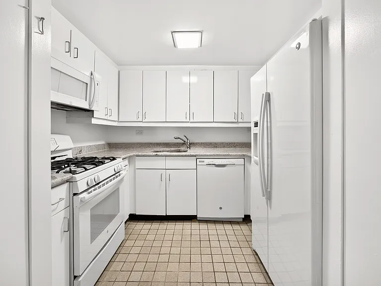 135 W 70th St #8C — Photo 7