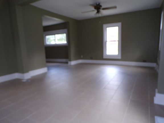 5th image of 916 E Benton St