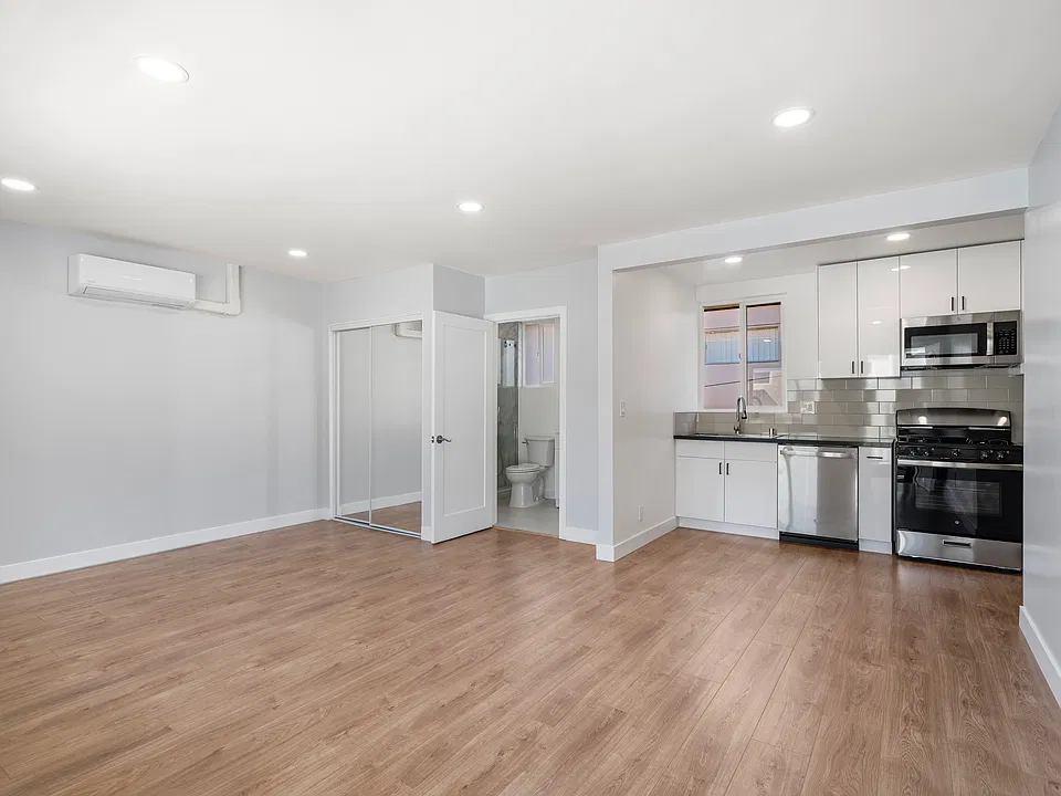 237 W Tujunga Ave #E