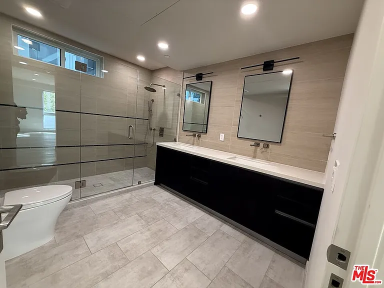 505 S Barrington Ave #106 — Photo 6