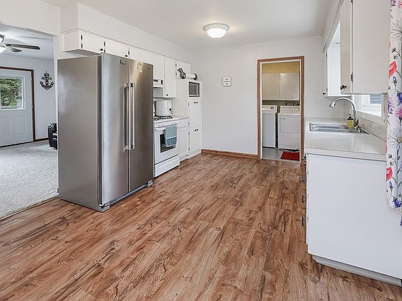5th image of 810 S Dayton St