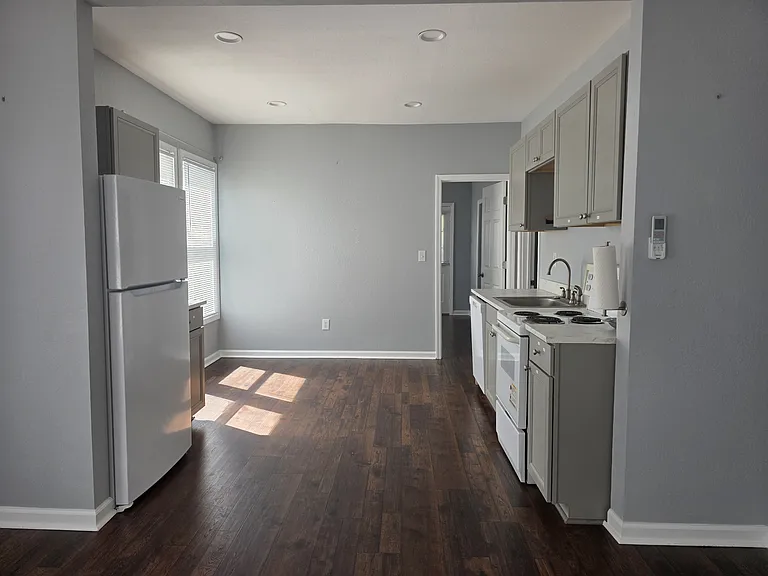 703 1st St #B — Photo 3