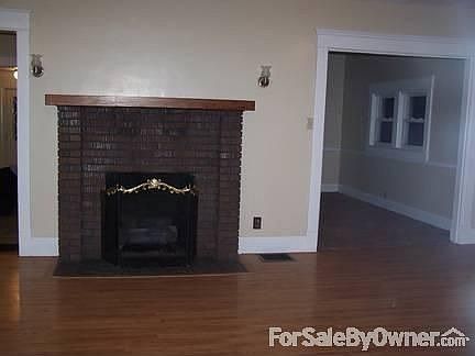 Living Room 2 : Gas fireplace