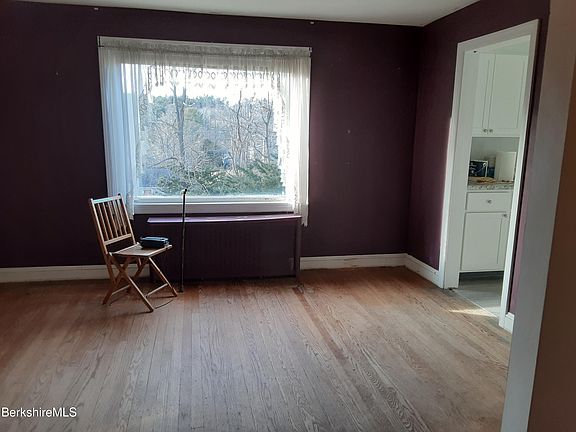 3rd image of 32 Jason St