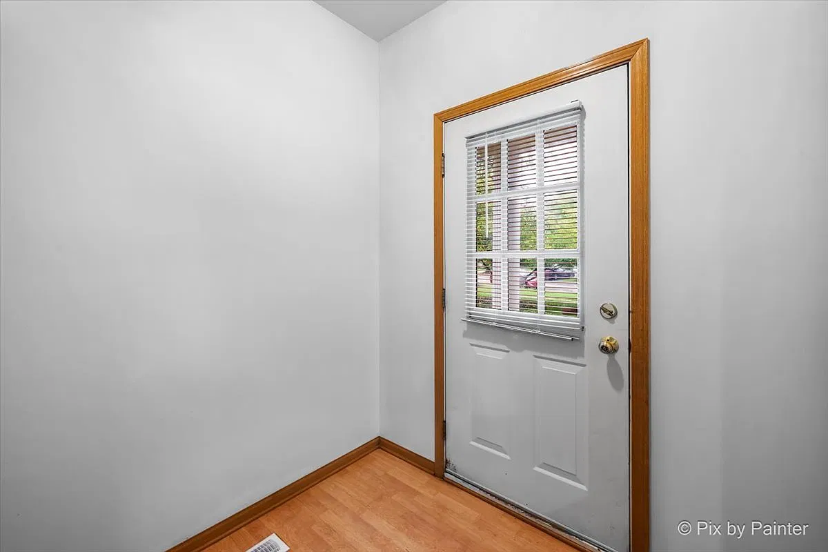 2 bed, 2.5 bath, 1324 sqft, $2,295 — Photo 2