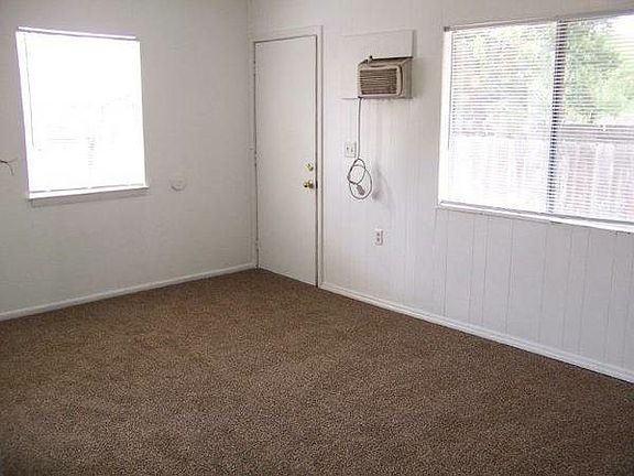 3rd image of 813 S Sacramento St APT 2