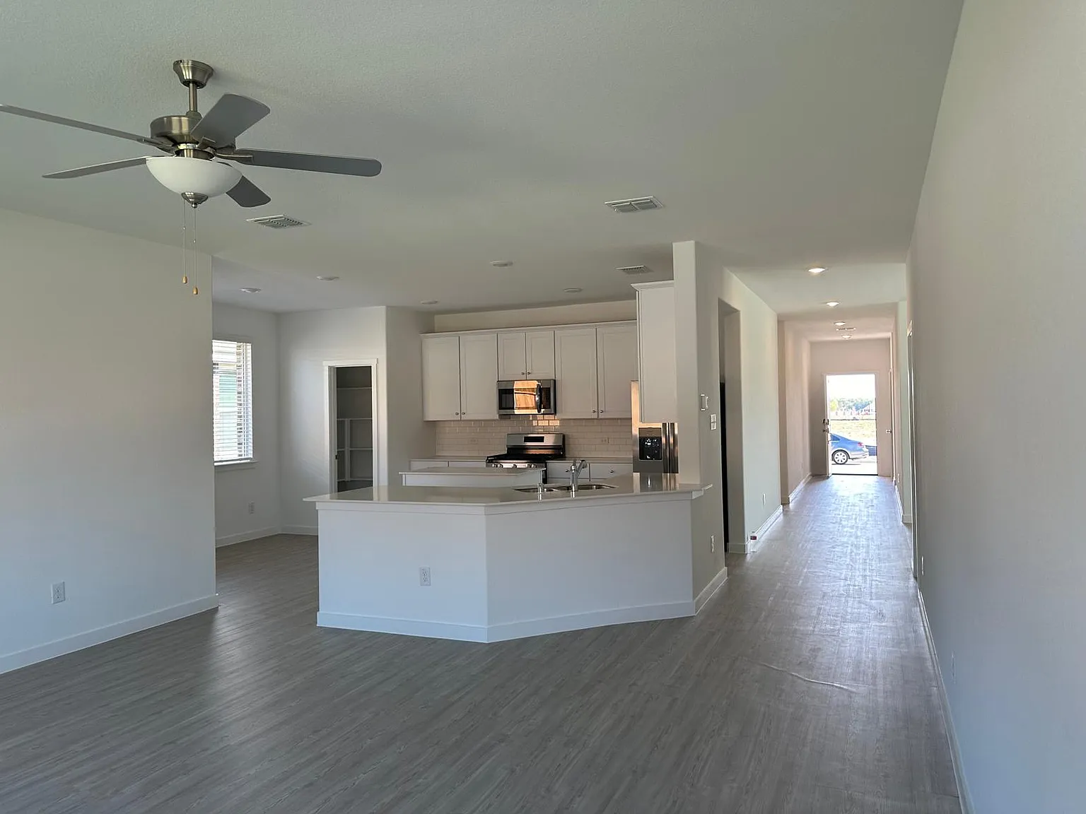 4 bed, 1996 sqft, $2,300 — Photo 3