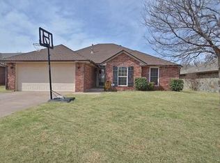 2413 Redwood Ln, Edmond, OK 73013