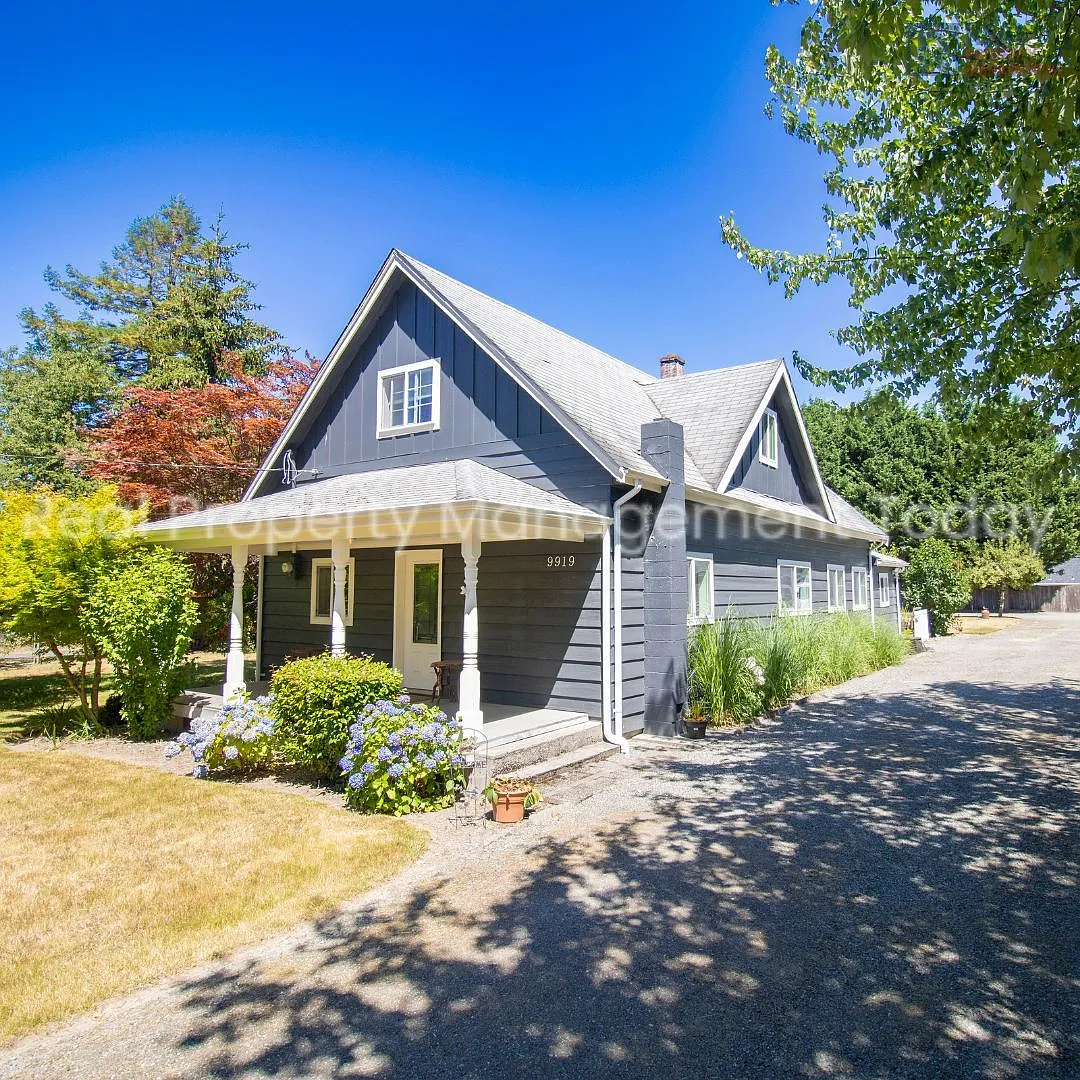 Charming 5 Bedroom + Huge yard! — Photo 1