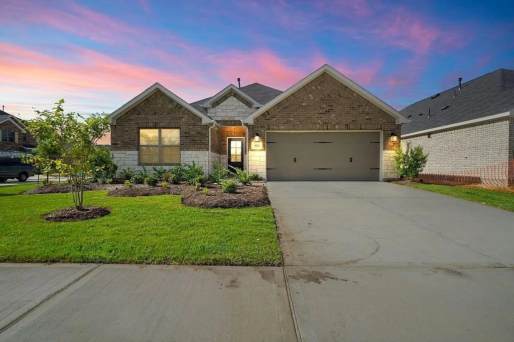 4 bed, 2.0 bath, 2000 sqft, $2,700 — Photo 1