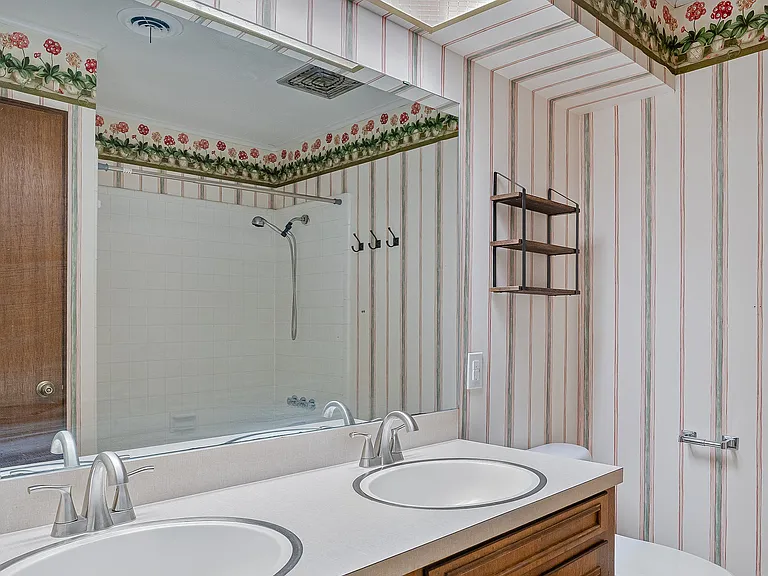 1554 Westbury Dr — Photo 20