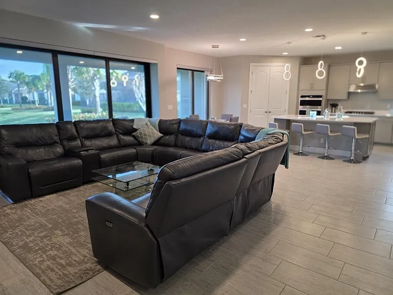 527 SE Vallarta Dr — Photo 8