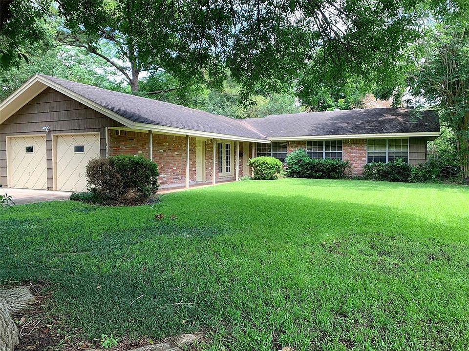 Spacious home located on quiet street in popular Willowbend area. Ready for your updates! This one has Tremendous potential.