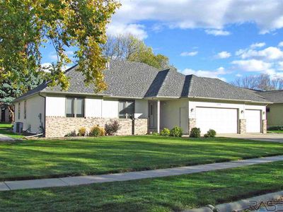 2204 S Crown Hill Dr, Sioux Falls, SD, 57106