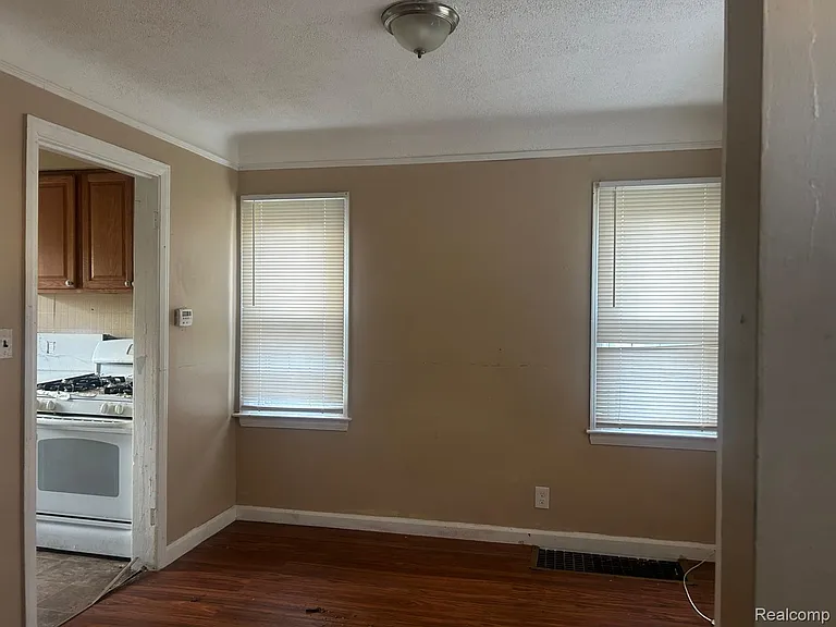 18191 Heyden St — Photo 12