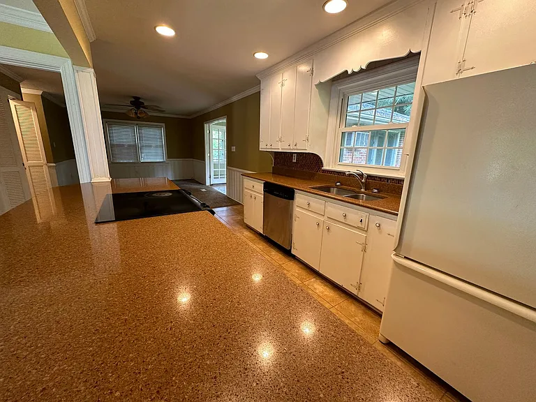 1601 Hopkins Dr — Photo 5
