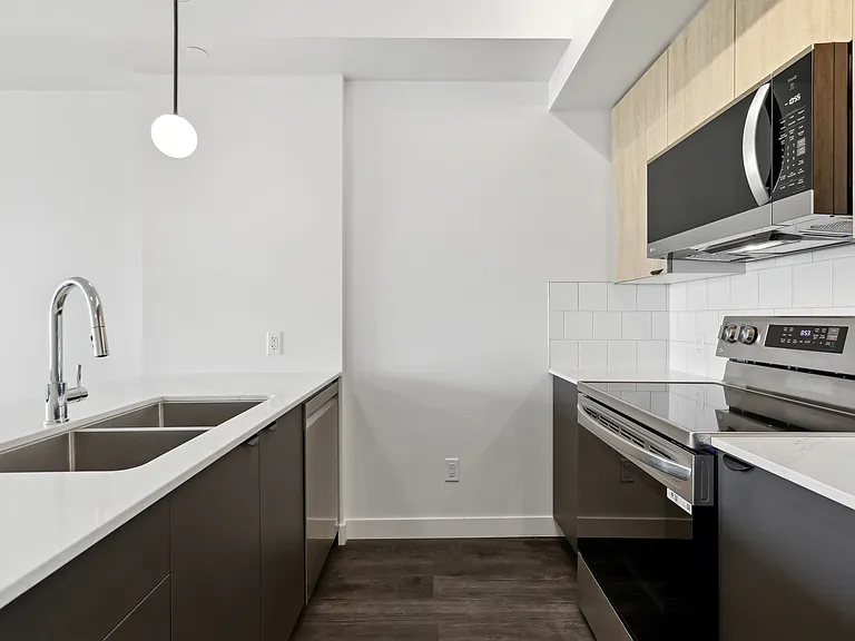 1001 8th St SE — Photo 3