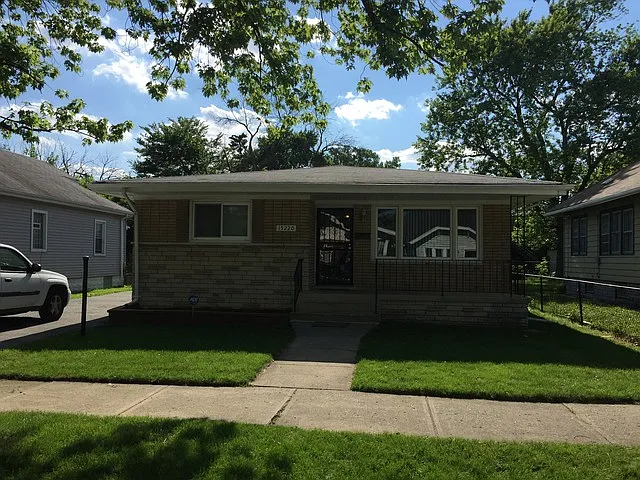 15220 Marshfield Ave photo 1