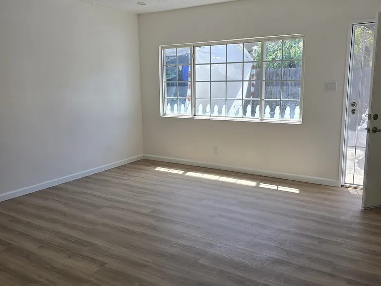650 W Vernon Ave — Photo 3
