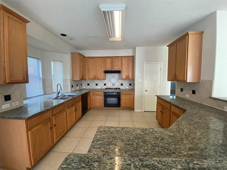 21239 Rush Hollow Ct — Photo 10