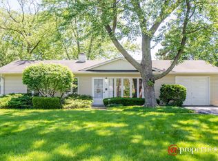 517 Hazelwood Ln, Glenview, IL 60025