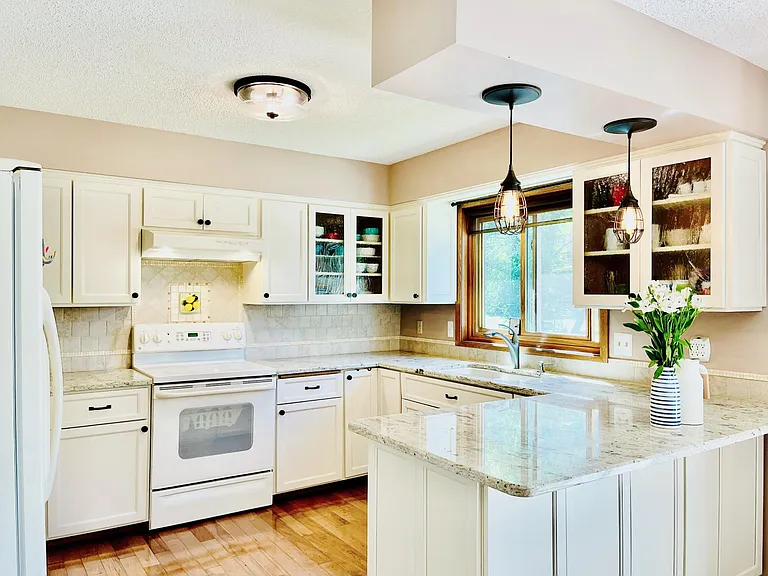 Kitchen with Great Flow. Beautiful Granite Countertop/Stainless Steel Kohler Faucet/Oven/Dishwasher/Fridge.
