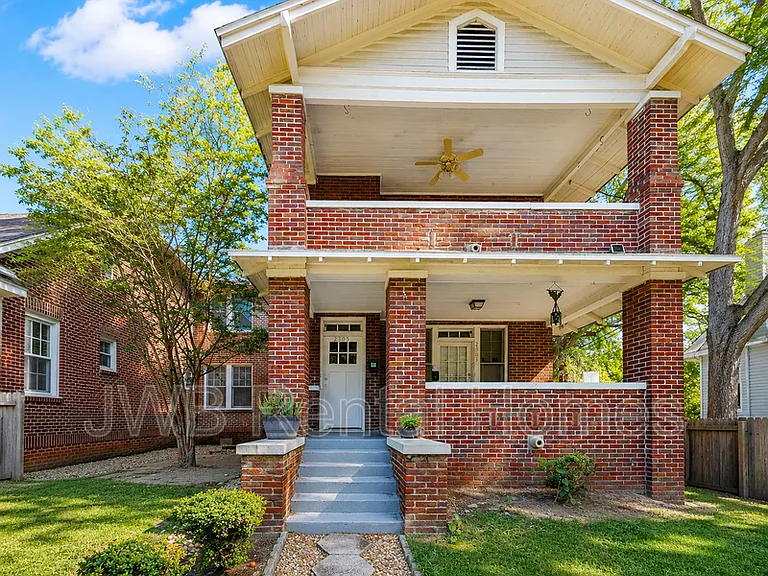 2305 College St — Photo 1